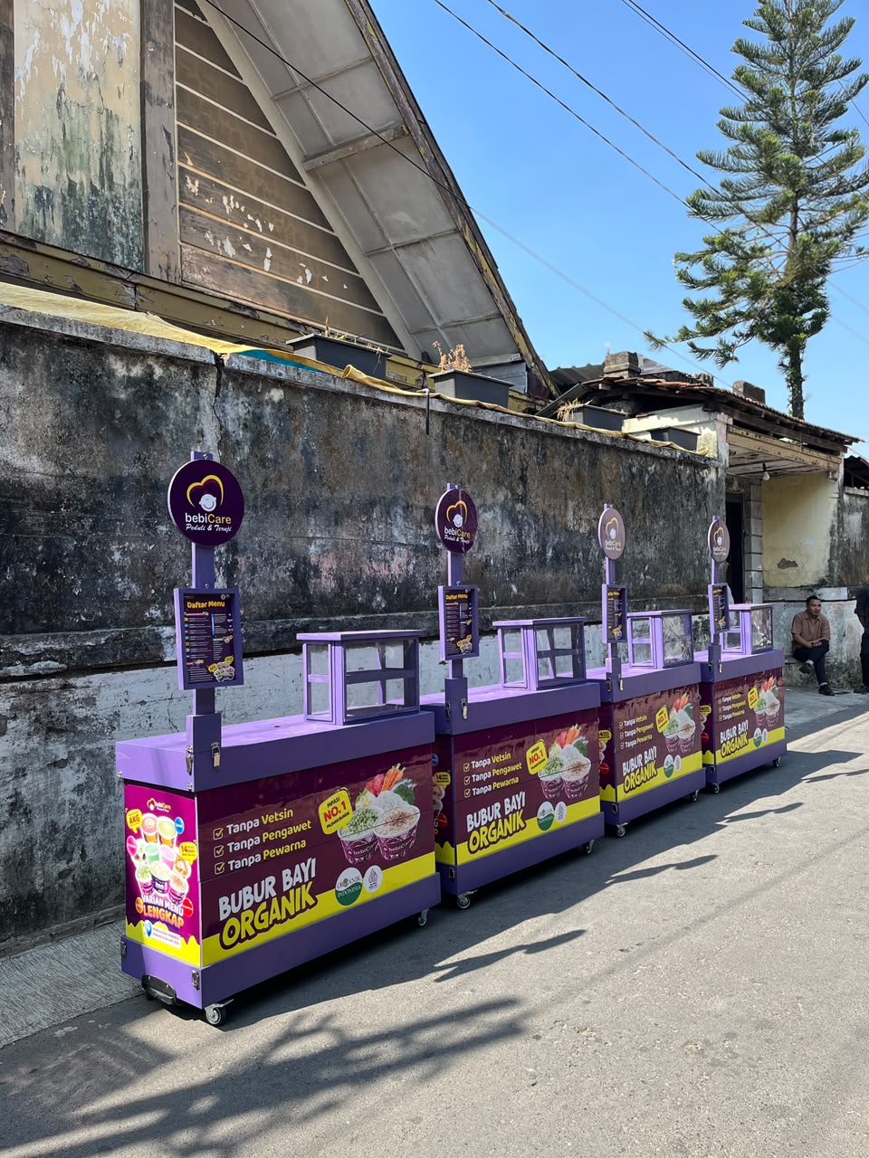 Etalase booth koper terpasang